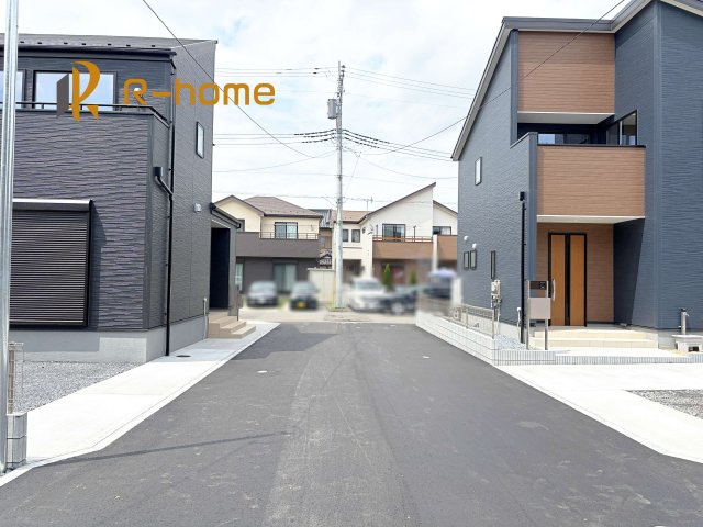 小美玉市羽鳥13期　新築戸建て　4号棟の前面道路含む現地写真|堂々！建物完成♪実際のお部屋をご見学可能です♪
ご見学が一番の資料！お気軽にお問い合わせ下さい♪
