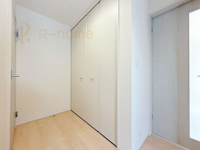 小美玉市羽鳥13期　新築戸建て　4号棟の収納|掃除用具などの収納に便利なホール収納！家族で活用できる便利な収納スペース♪