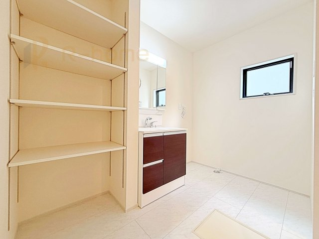 小美玉市羽鳥13期　新築戸建て　4号棟の洗面所|タオルや着替えの収納にな可動棚！洗面台まわりがスッキリ片付きます♪