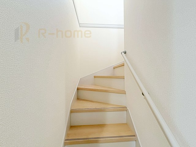 小美玉市羽鳥13期　新築戸建て　4号棟の内装|手すりのついた階段！小さなお子様の利用も一安心です♪