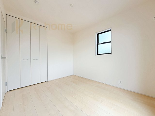 小美玉市羽鳥13期　新築戸建て　4号棟の洋室|どんな部屋家具も合わせやすいシンプルな洋室！
たっぷりの日差しと心地よい風が舞い込む住まい♪