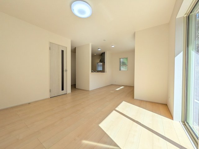 八王子市　寺田町　新築一戸建て　２期の居間・リビング|～17.5帖の明るいLDKで、家族団欒の時間をお過ごしいただけます～