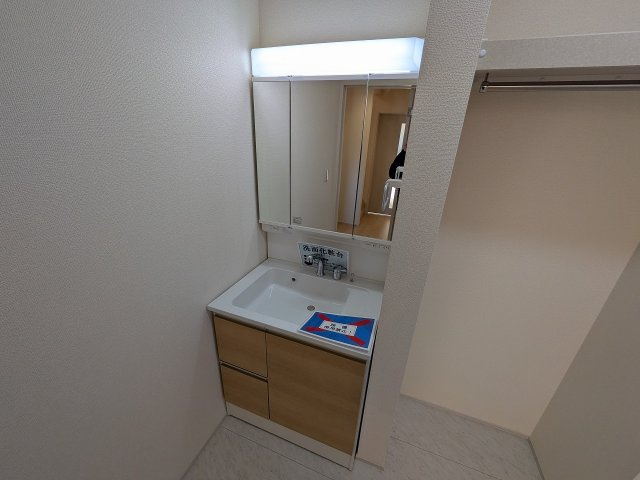 八王子市　寺田町　新築一戸建て　２期の独立洗面台|～３面鏡付きの独立洗面台　細々している物をスッキリ収納出来ます～