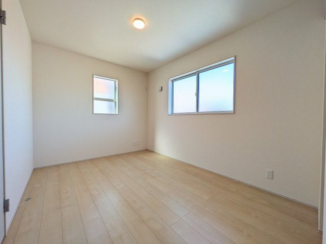 八王子市　寺田町　新築一戸建て　２期の洋室|～2階6.25帖の洋室　2面採光で明るく風通しの良いお部屋です～