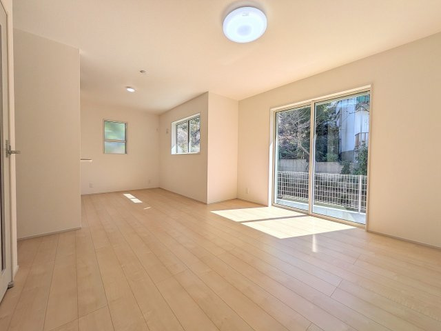 八王子市　寺田町　新築一戸建て　２期の居間・リビング|～17.5帖の明るいLDKで、家族団欒の時間をお過ごしいただけます～