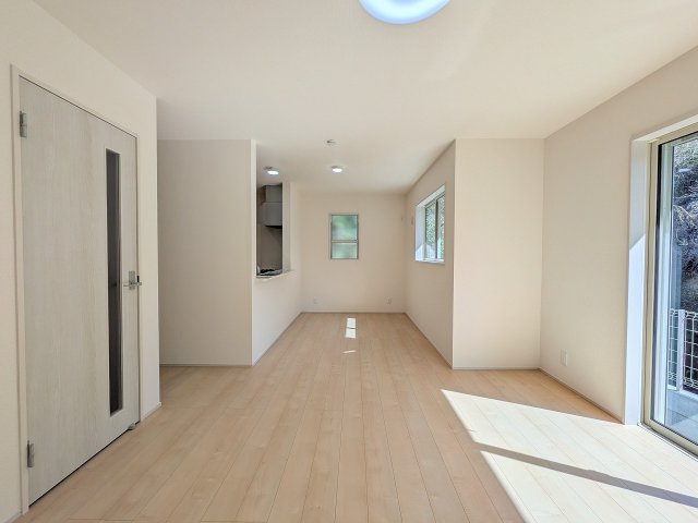 八王子市　寺田町　新築一戸建て　２期の居間・リビング|～17.5帖の明るいLDKで、家族団欒の時間をお過ごしいただけます～