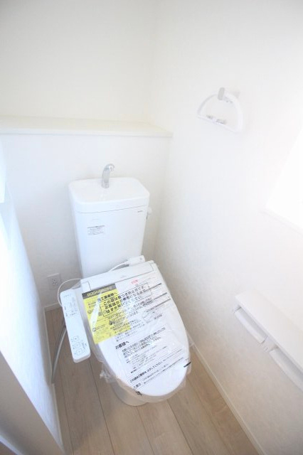 小山市間々田　第11　1号棟のトイレ|清潔感のあるトイレ空間。収納付きなのでトイレットペーパーや掃除用品もすっきり収まります。毎日気持ちよく使えるのが嬉しいですね。