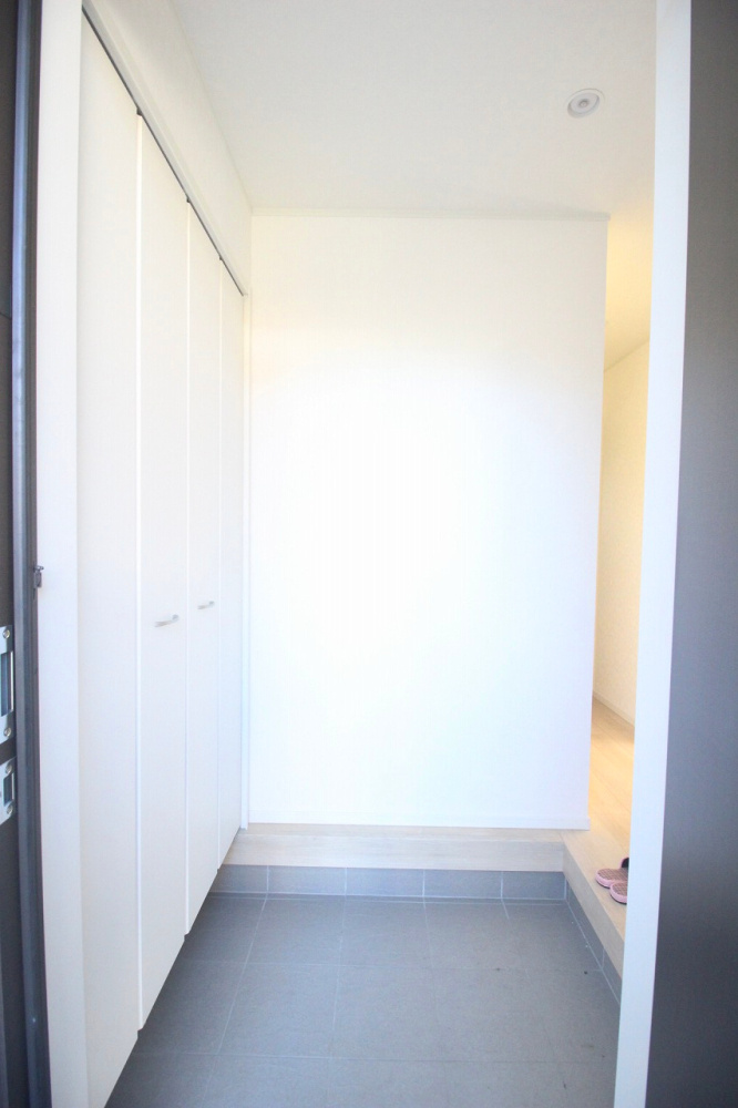 小山市間々田　第11　1号棟の玄関|明るく開放感のある玄関ホール。来客時もすっきりした印象で、お家全体の雰囲気の良さが伝わります。