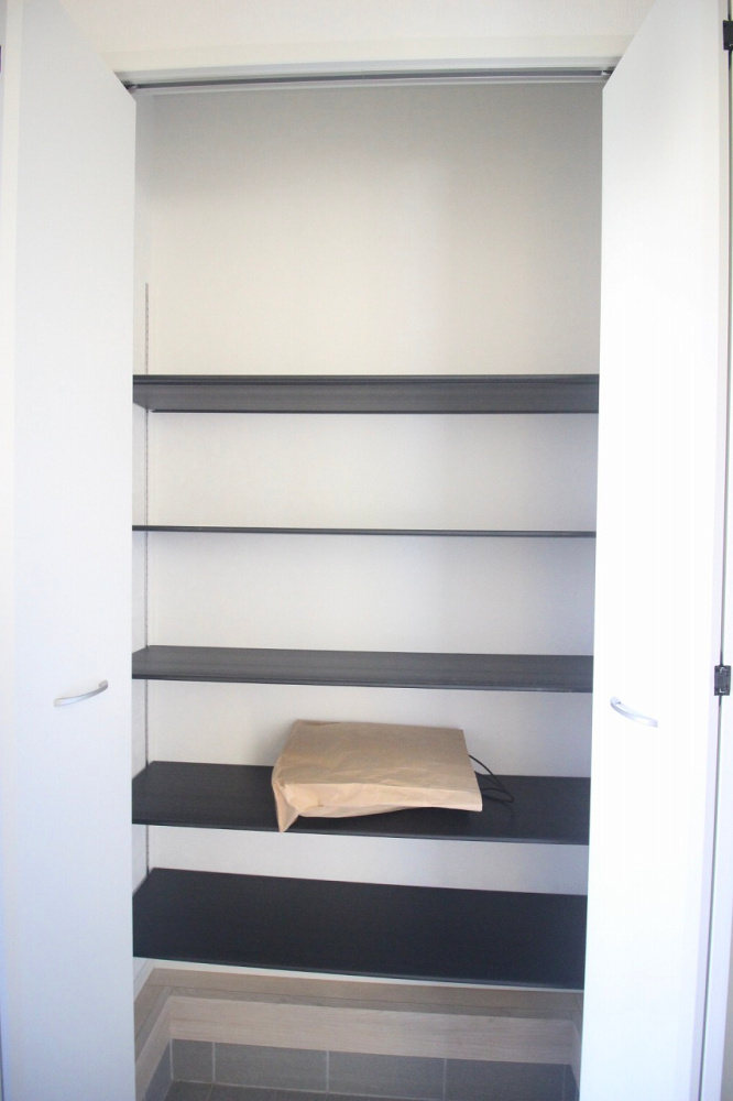 小山市間々田　第11　1号棟の玄関|家族分の靴をたっぷり収納できるシューズボックス。可動棚なのでブーツや長靴も無理なく収まります。