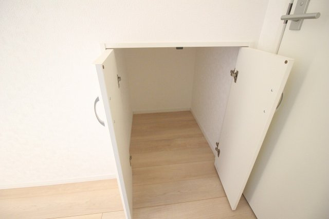 小山市間々田　第11　1号棟の収納|玄関横の収納スペースは、外遊び用品や防災グッズの保管にも便利。玄関まわりをきれいに保てます。
