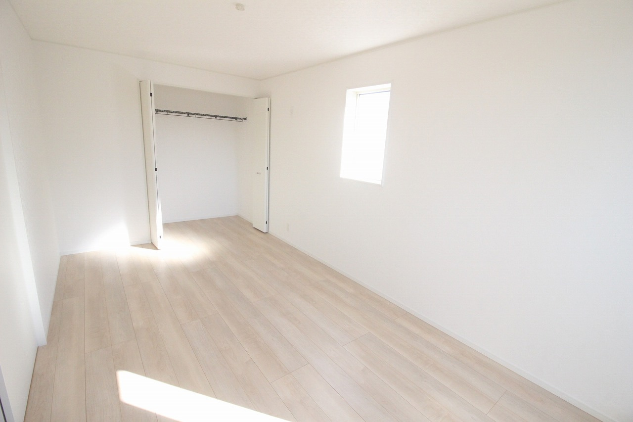 小山市間々田　第11　1号棟の寝室|2階東側8.2帖洋室はゆったり8.2帖。ベッドを置いても余裕があり、落ち着いて過ごせる広さです。シンプルな内装で家具の配置もしやすいですよ。