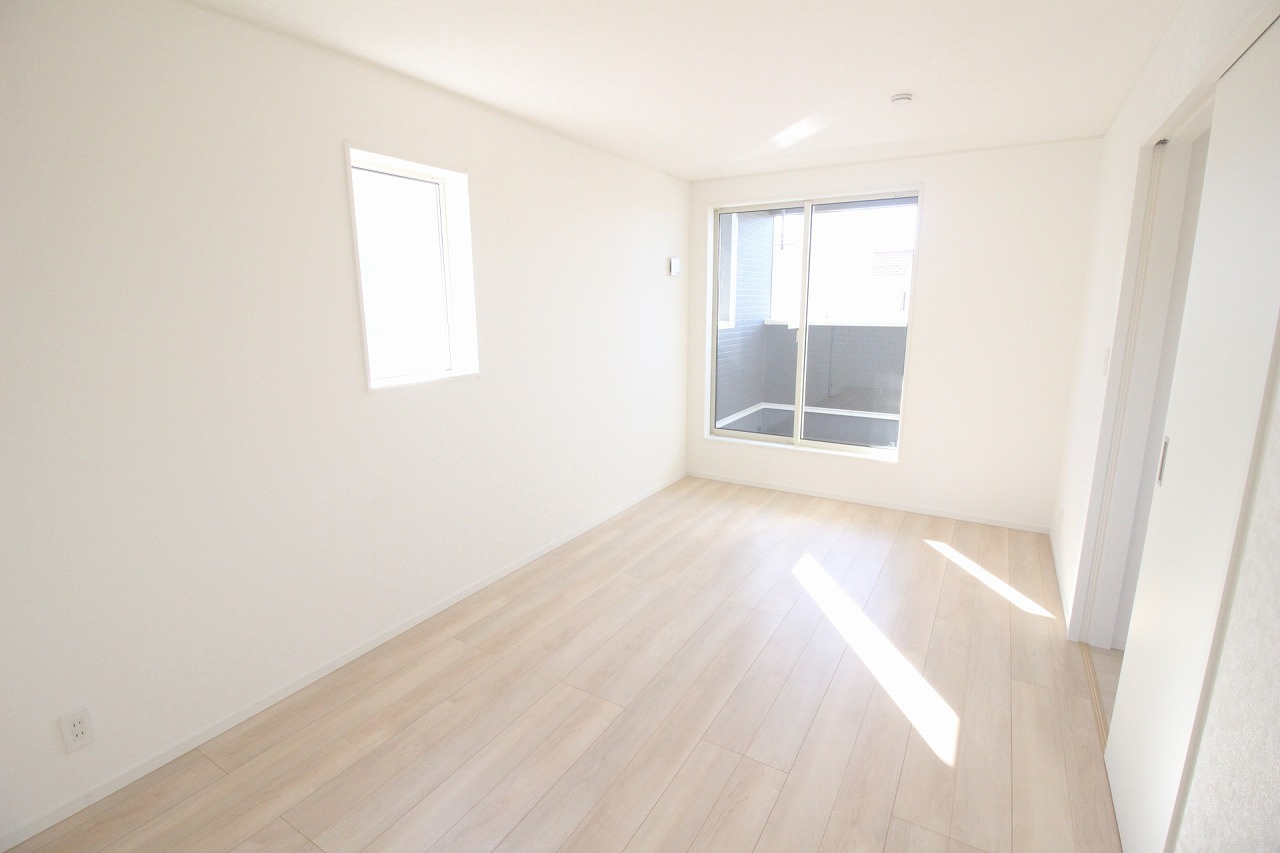 小山市間々田　第11　1号棟の寝室|バルコニーに面した明るい洋室。朝の光が入りやすく、気持ちよく一日をスタートできそうです。主寝室としてもおすすめです。