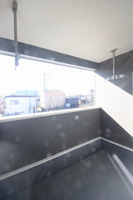 小山市間々田　第11　1号棟のバルコニー|2階洋室から出入りできるバルコニー。洗濯物もしっかり干せる広さがあり、日当たりも良好です。外の空気を感じられるのも魅力ですね。