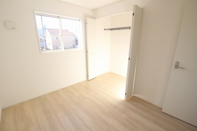 小山市間々田　第11　1号棟の洋室|クローゼット付きで、衣類や小物をすっきり収納可能。居住スペースを広く使えるので、家具の配置もしやすいのがポイントです。