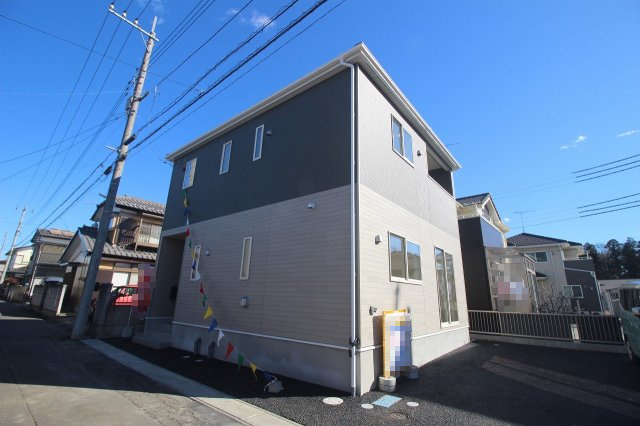 小山市間々田　第11　1号棟の外観|落ち着いたツートンカラーが印象的な外観。角地のような開放感があり、日当たりや風通しも良好です。シンプルで飽きのこないデザインなので、長く住んでも安心ですね！