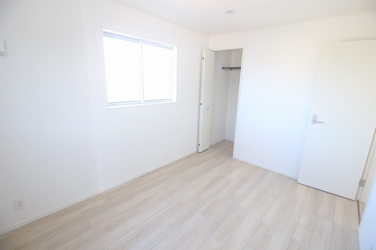 小山市間々田　第11　1号棟の子供部屋|クローゼット付きで、洋服や学用品もしっかり収納可能。お部屋をすっきり使えるので、机やベッドの配置もしやすいですね。