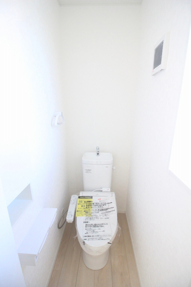 小山市間々田　第11　1号棟のトイレ|2階にもトイレを設置しているので、朝の身支度や夜間の利用も安心。家族が多いご家庭でも使い分けできて便利です。