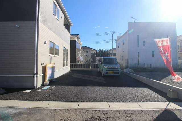 小山市間々田　第11　1号棟の駐車場|ゆとりのある駐車スペースで、車の出し入れもスムーズ。来客時にも対応しやすく、日々の使い勝手の良さが嬉しいポイントです。