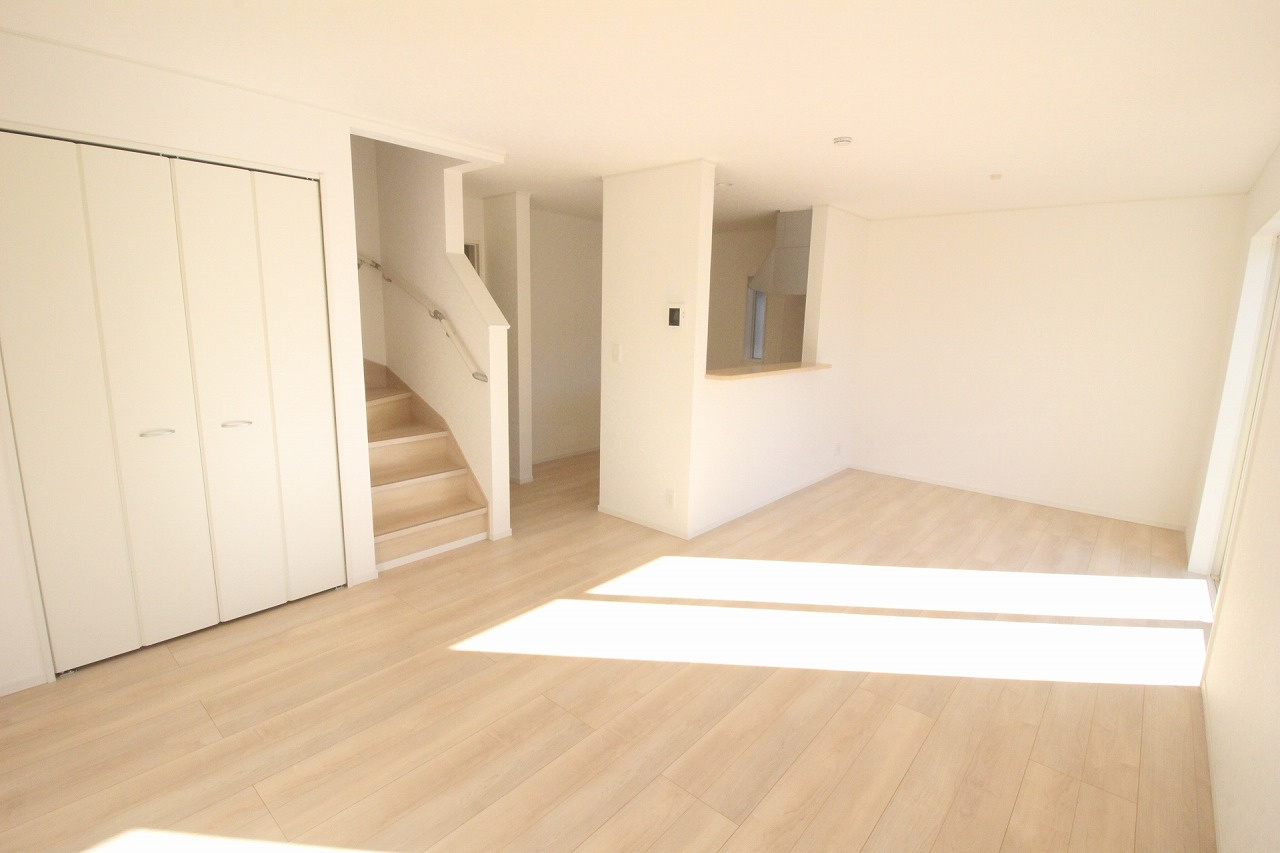 小山市間々田　第11　1号棟の居間・リビング|明るい陽射しがたっぷり入るLDK17帖。白を基調とした内装で、空間がより広く感じられます。家族が自然と集まりたくなる、心地よいリビングです！