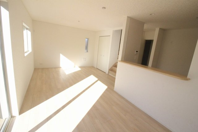 小山市間々田　第11　1号棟の居間・リビング|対面キッチンからリビング全体を見渡せる配置。階段や収納への動線もスムーズで、毎日の家事や生活がしやすい間取りになっています。