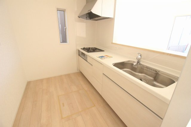 小山市間々田　第11　1号棟のキッチン|作業スペースがしっかり確保されたシステムキッチン。引き出し収納付きで、調理道具や食器もすっきり片付きます。毎日の料理がはかどりそうですね。