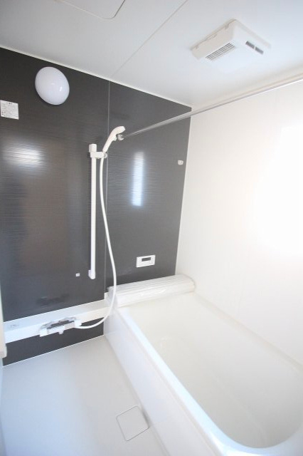 小山市間々田　第11　1号棟の浴室|落ち着いた色合いの浴室で、一日の疲れをゆったりリフレッシュ。浴室乾燥機付きなので、雨の日や花粉の季節のお洗濯にも便利です。