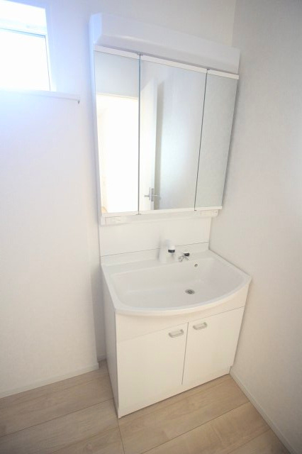 小山市間々田　第11　1号棟の独立洗面台|三面鏡タイプの洗面化粧台は収納力も◎。身支度用品をまとめてしまえて、洗面まわりをきれいに保てます。朝の準備もスムーズです。