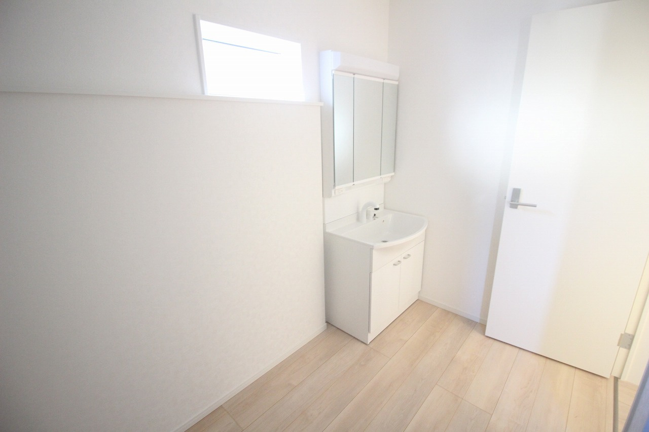 小山市間々田　第11　1号棟の脱衣所|広々とした洗面室には窓があり、明るく換気しやすい空間。入浴後も湿気がこもりにくく、毎日気持ちよく使える脱衣スペースです。