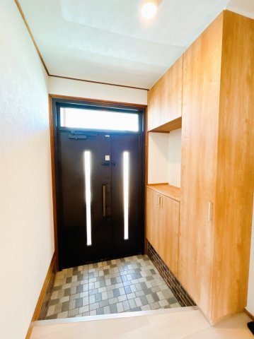 北見市柏陽町５５７番地１２１　中古売家の玄関|【リフォーム後】玄関内部は壁紙の張替えを行います。シューズボックスも新品に交換致しました。
