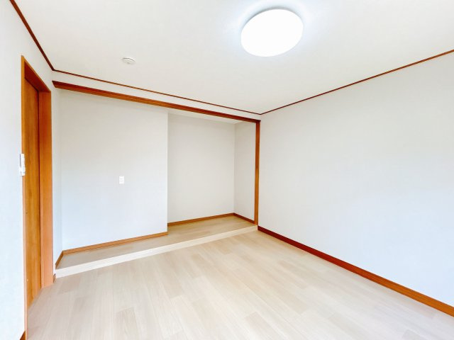 北見市柏陽町５５７番地１２１　中古売家の洋室|【リフォーム後】1階6帖居室は床と壁紙の張替えを行いました。収納スペースがあるので荷物が多い時も便利です