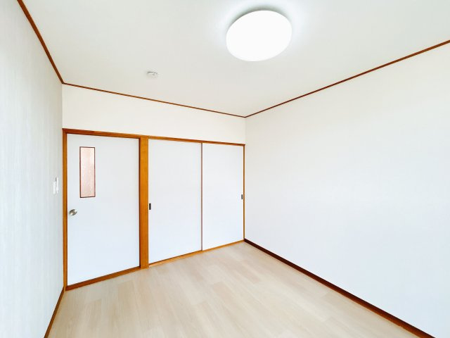 【洋室】 | 北見市柏陽町５５７番地１２１　中古売家 | 【リフォーム後】2階南側居室は和室から洋室へ変更致しました。