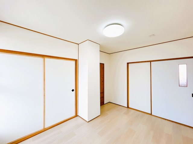 北見市柏陽町５５７番地１２１　中古売家の洋室|【リフォーム後】2階北側6帖居室は和室から洋室へ変更致しました。