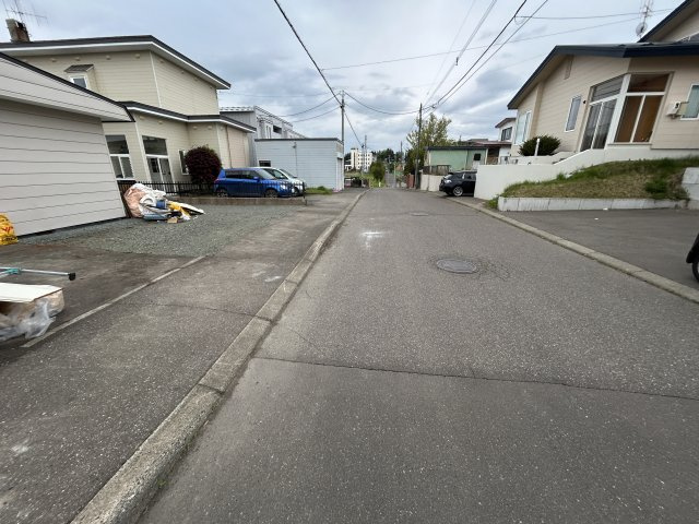北見市柏陽町５５７番地１２１　中古売家の前面道路含む現地写真|前面道路は幅員約7ｍの公道に接道しております。