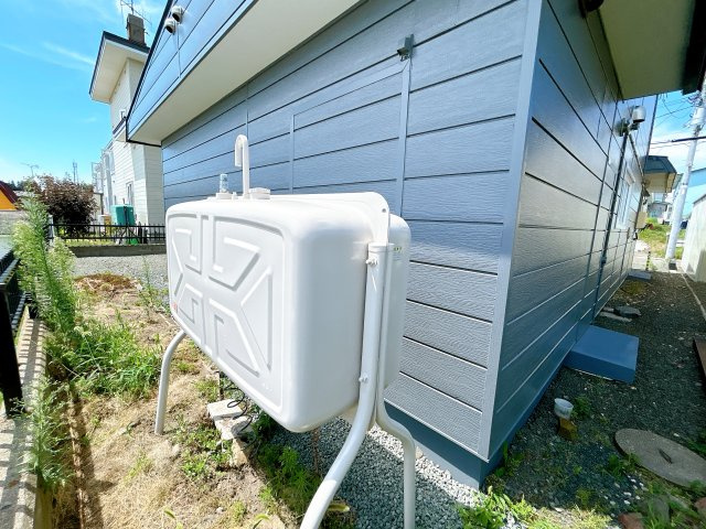 北見市柏陽町５５７番地１２１　中古売家の発電・温水設備|【リフォーム後】灯油タンクです。