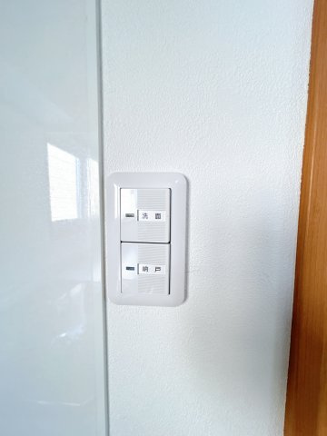 【発電・温水設備】 | 北見市柏陽町５５７番地１２１　中古売家 | 【リフォーム後】電気スイッチは全て新品に交換致しました。