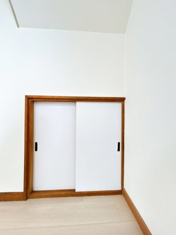 北見市柏陽町５５７番地１２１　中古売家の収納|【リフォーム後】階段下の収納です。