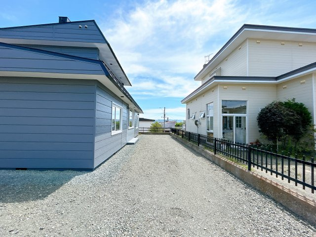 【駐車場】 | 北見市柏陽町５５７番地１２１　中古売家 | 【リフォーム後】駐車場別アングルです。