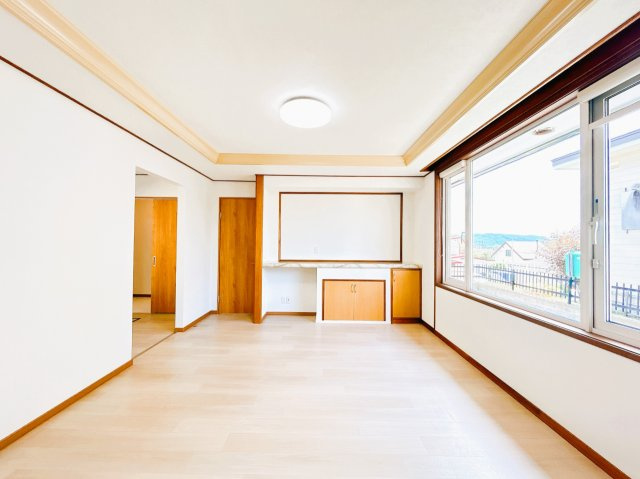 北見市柏陽町５５７番地１２１　中古売家の居間・リビング|【リフォーム後】リビングは床と壁紙の張替えを行いました。きれいなリビングで家族団らんの時間をお過ごしください。
