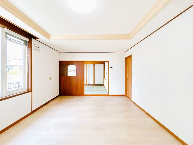 北見市柏陽町５５７番地１２１　中古売家の居間・リビング|【リフォーム後】リビング別アングルの写真です。13帖と広々しており、リビングが家族団らんの場になりそうですね。