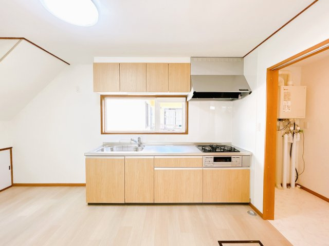 北見市柏陽町５５７番地１２１　中古売家のキッチン|【リフォーム後】新品のキッチンへ変更し、床と壁紙の張替えを行いました。キッチンが新品交換されていると、新生活も楽しく調理ができそうですね。