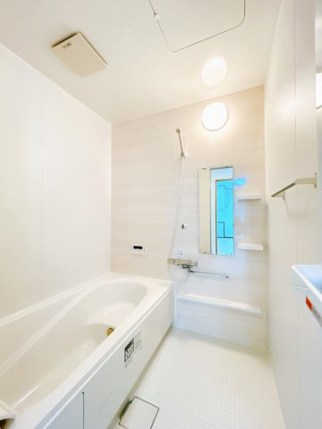 【浴室】 | 北見市柏陽町５５７番地１２１　中古売家 | 【リフォーム後】お風呂は新品の物へ交換致しました。1坪サイズなのでゆったり足を伸ばして入れますね。