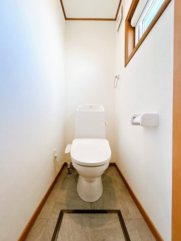 北見市柏陽町５５７番地１２１　中古売家のトイレ|【リフォーム後】トイレは新品へ交換し床と壁紙の張替えを行いました。保温洗浄機能付きですので、冬場も温かいトイレで安心できそうですね。