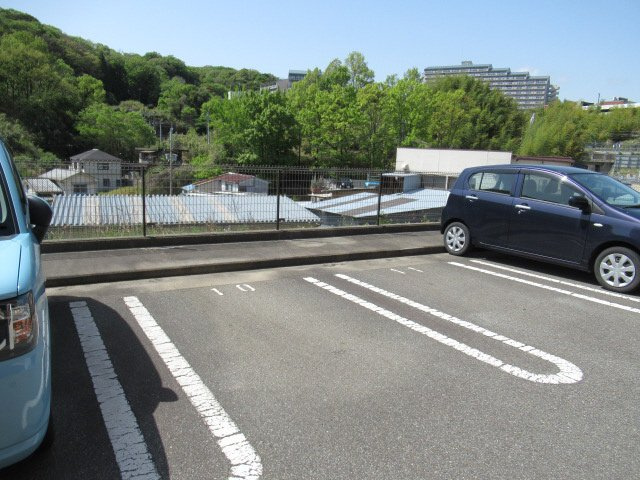 ハッピー・デンの駐車場