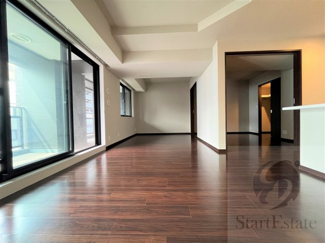 【居間・リビング】 | プレサンスレジェンド堺筋本町タワー | こちらのリビングで趣味の時間をお楽しみください