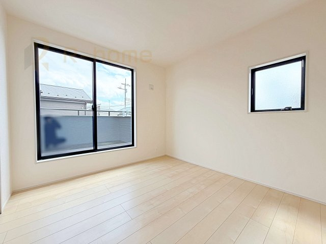 小美玉市羽鳥13期　新築戸建て　5号棟の洋室|2面窓の風通しの良い洋室です♪差し込む暖かな陽当たりで、室内がくつろげる空間に早変わりです♪