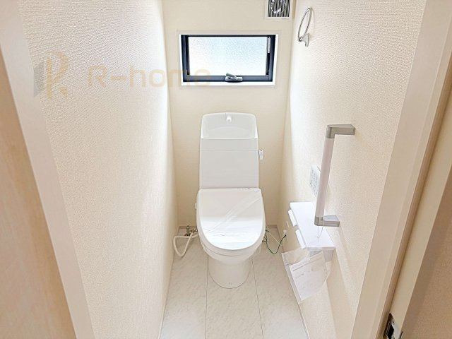 小美玉市羽鳥13期　新築戸建て　5号棟のトイレ|温水洗浄便座付きのトイレ。
トイレが２ヵ所設置で朝の忙しい時間でも安心です。