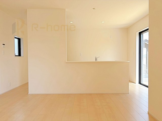 小美玉市羽鳥13期　新築戸建て　5号棟のキッチン|リビングで遊ぶお子様にも目が届くカウンターキッチン！