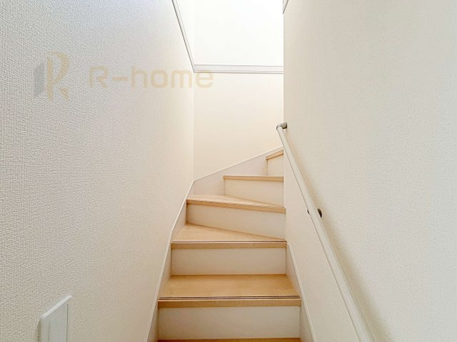 小美玉市羽鳥13期　新築戸建て　5号棟の内装|手すりのついた階段！小さなお子様の利用も一安心です♪