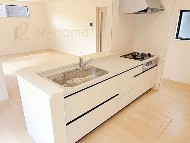 小美玉市羽鳥13期　新築戸建て　5号棟のキッチン|コミュニケーションが取りやすい対面式システムキッチン。左右両方から出入り可能で家事動線◎♪