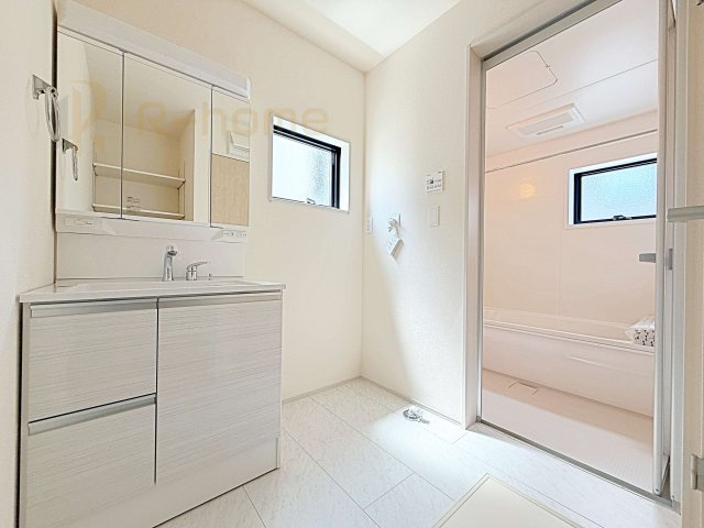 小美玉市羽鳥13期　新築戸建て　5号棟の洗面所|清潔感溢れる洗面台は嬉しい三面鏡付き。洗剤や歯ブラシなどもすっきり収納できます♪